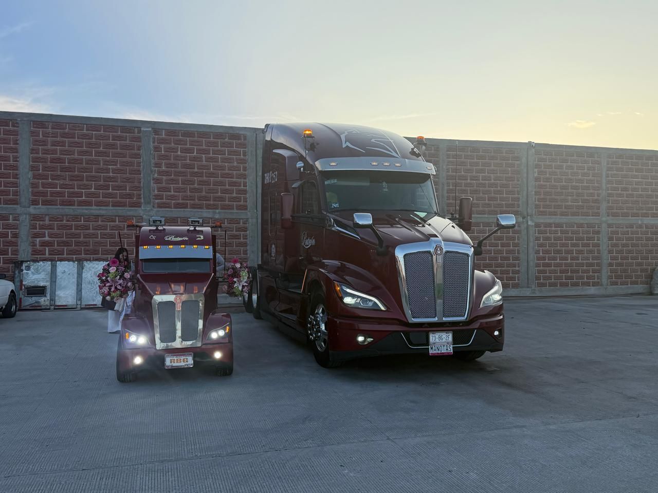 Dos tractocamiones de Transportes Rafael Butrón alineados al amanecer