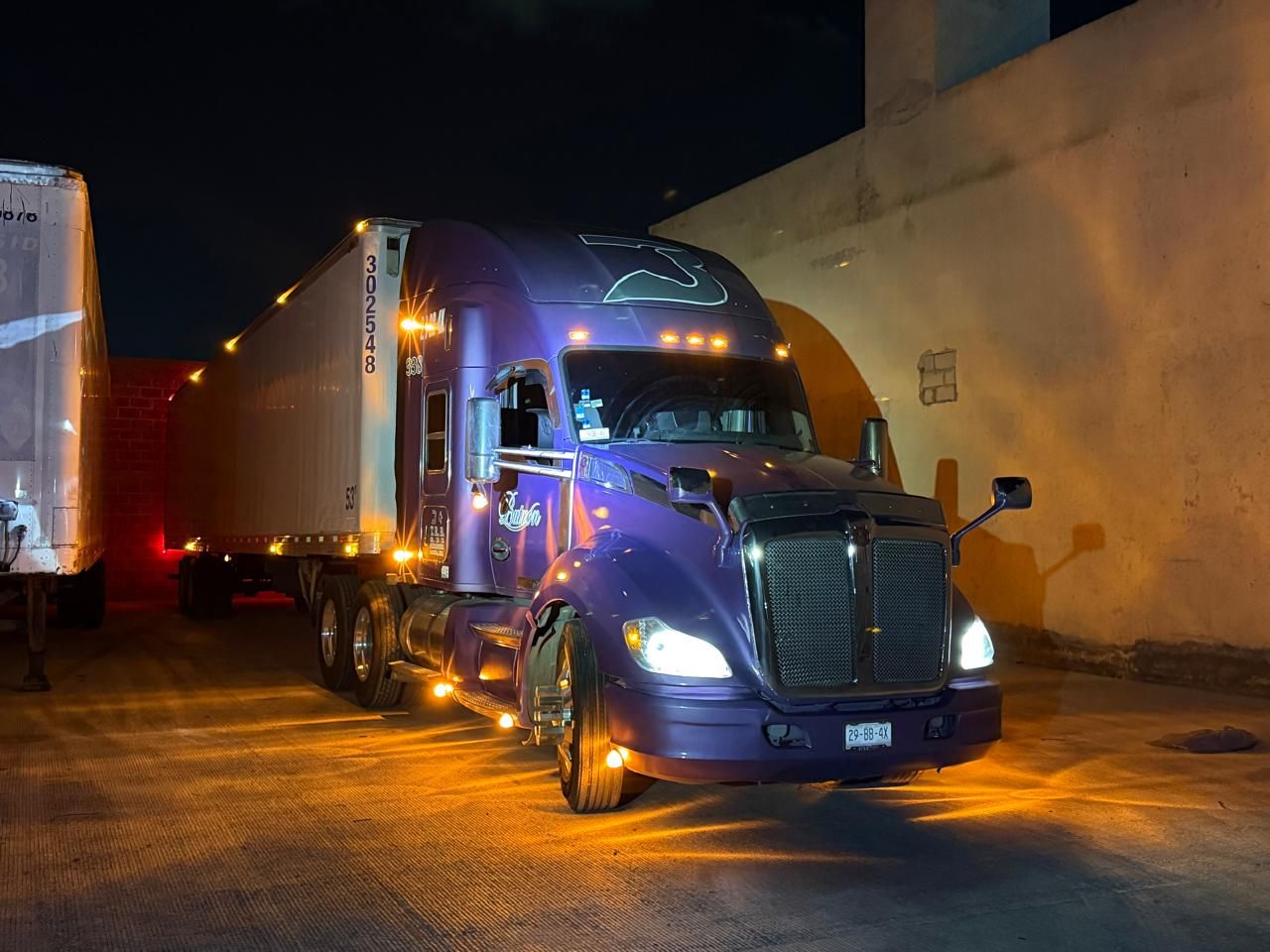 Unidad de Transportes Rafael Butrón operando de noche con las luces encendidas